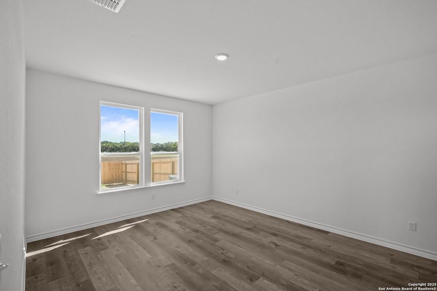 Spacious, unfurnished interior of a new home in Davis Ranch, San Antonio (Image 16).