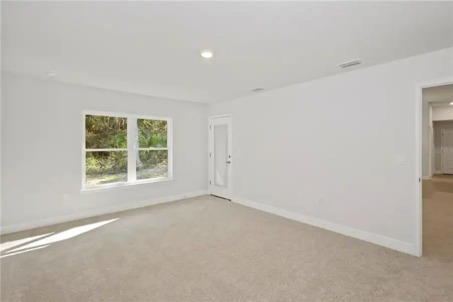 Spacious, unfurnished interior of a new home in Royal Highlands, Weeki Wachee (Image 19).