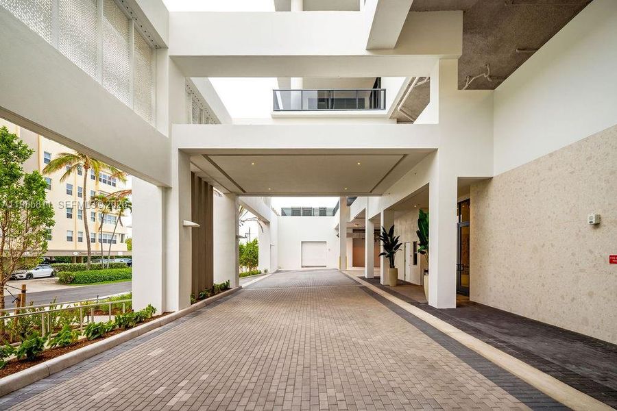 Exterior details and patio area of a home in Salato, Pompano Beach (Image 24).