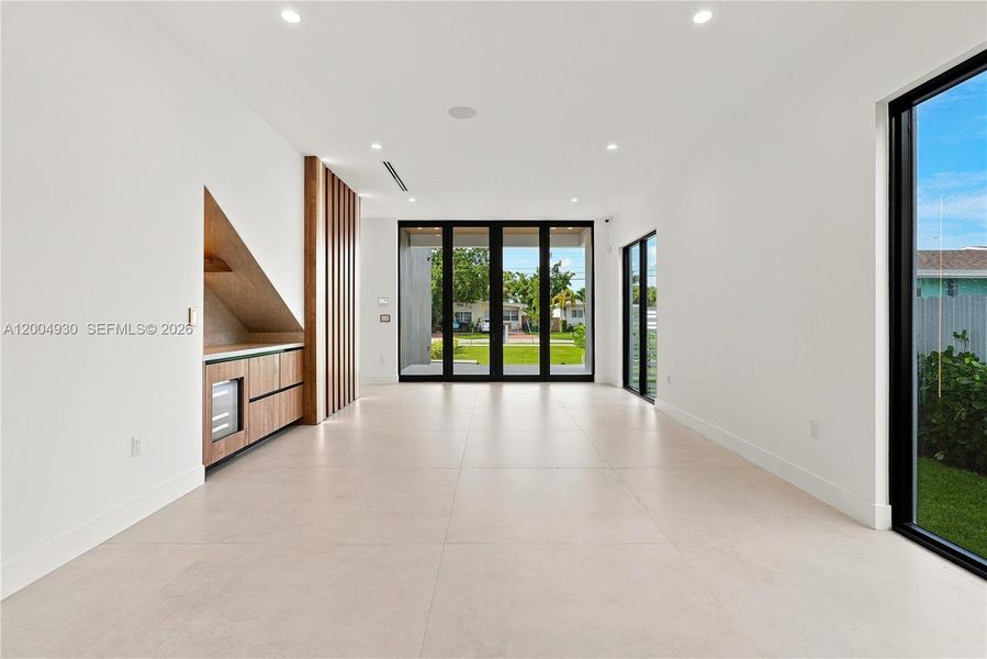 Spacious, unfurnished interior of a new home in , Miami (Image 43).