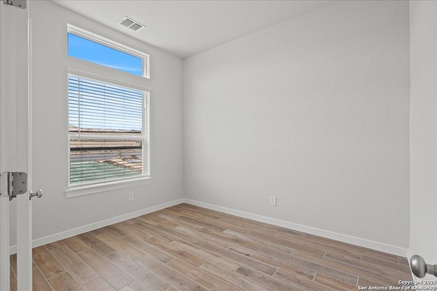 Spacious, unfurnished interior of a new home in Meyer Ranch, New Braunfels (Image 15).