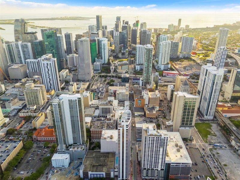 Condo located in Miami, FL showcasing its design and architecture (Image 26).