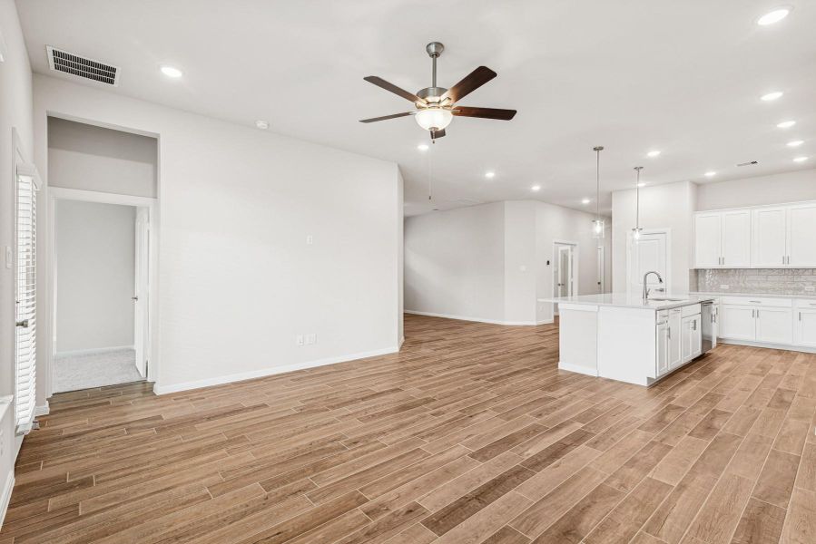 Spacious, unfurnished interior of a new home in Jordan Ranch 45' Homesites, Fulshear (Image 25). Spacious, unfurnished interior of a new home in Jordan Ranch 45' Homesites, Fulshear (Image 25).