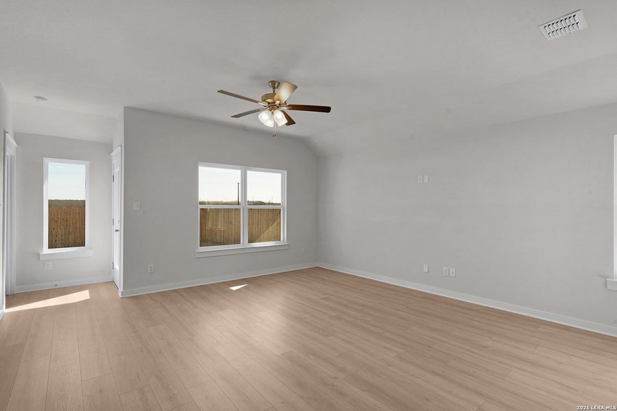 Spacious, unfurnished interior of a new home in Westridge, San Antonio (Image 12).