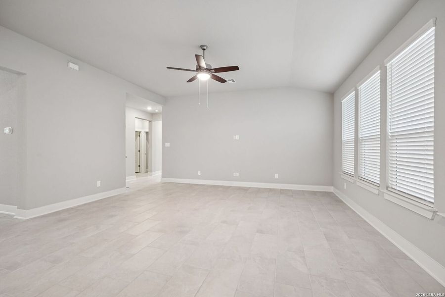 Spacious, unfurnished interior of a new home in Estancia Ranch - Premier Series, San Antonio (Image 39).