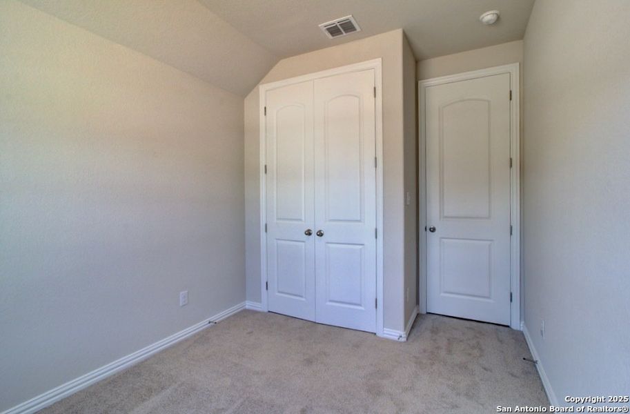 Spacious, unfurnished interior of a new home in Meyer Ranch - Enclave, New Braunfels (Image 12).