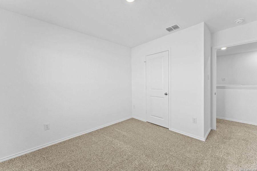 Spacious, unfurnished interior of a new home in Laurel Vistas, San Antonio (Image 9).