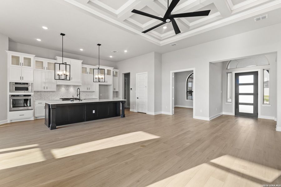 Spacious, unfurnished interior of a new home in Potranco Acres, Castroville (Image 11).