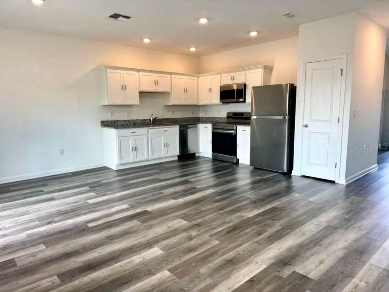 Spacious, unfurnished interior of a new home in , St. Cloud (Image 10).