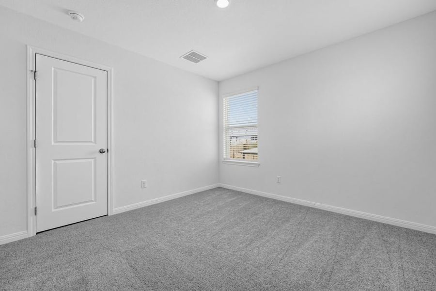 Spacious, unfurnished interior of a new home in Sunfield, Buda (Image 18).