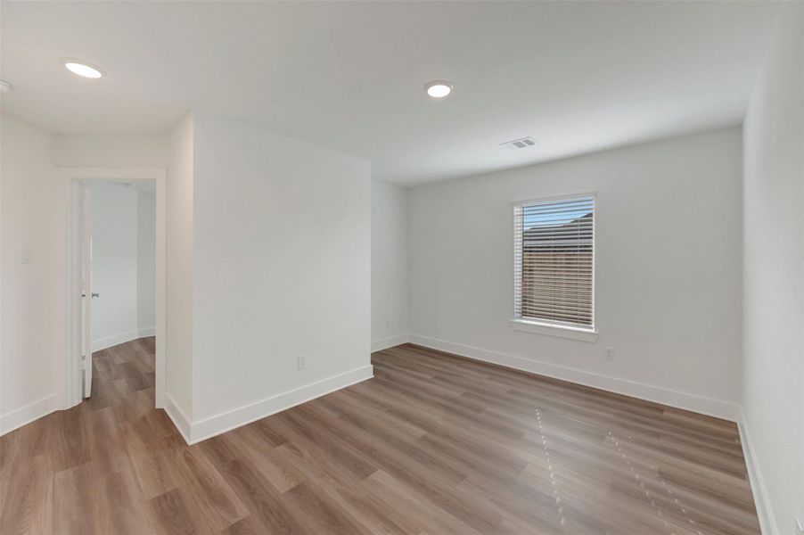 Spacious, unfurnished interior of a new home in Hallimore Ranch, Rosenberg (Image 21).