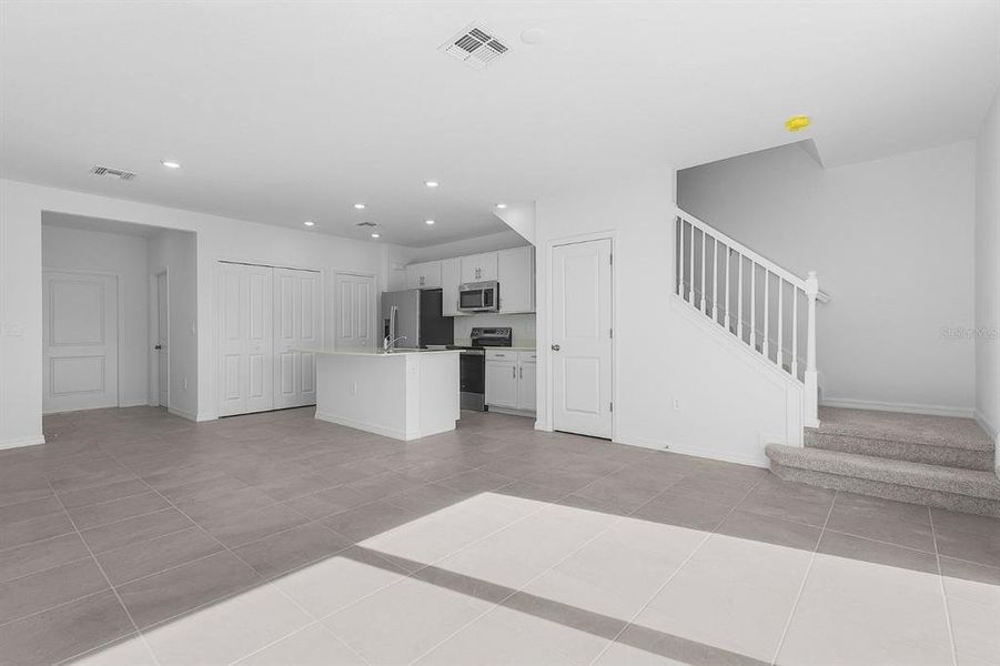 Spacious, unfurnished interior of a new home in , Bradenton (Image 9).
