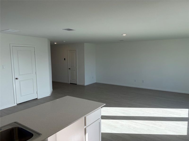 Spacious, unfurnished interior of a new home in Esperanza, Richmond (Image 22).