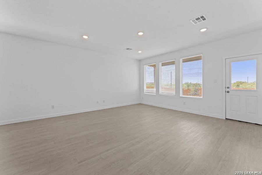 Spacious, unfurnished interior of a new home in Espada, San Antonio (Image 12).
