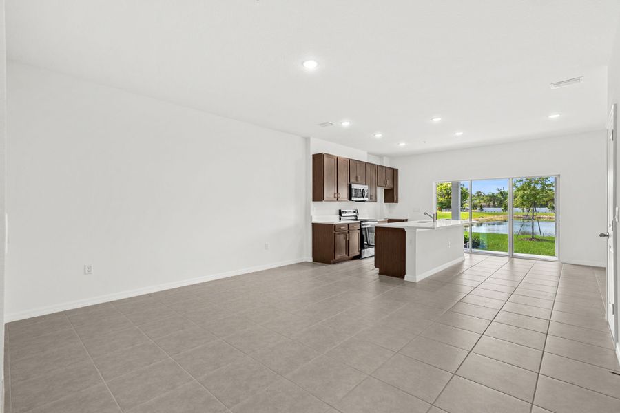 Spacious, unfurnished interior of a new home in Shenandoah Reserve, Orlando (Image 19).