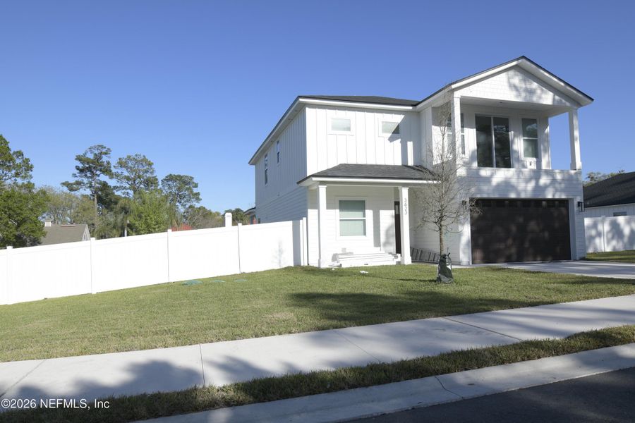 Exterior details and patio area of a home in , Jacksonville (Image 20).