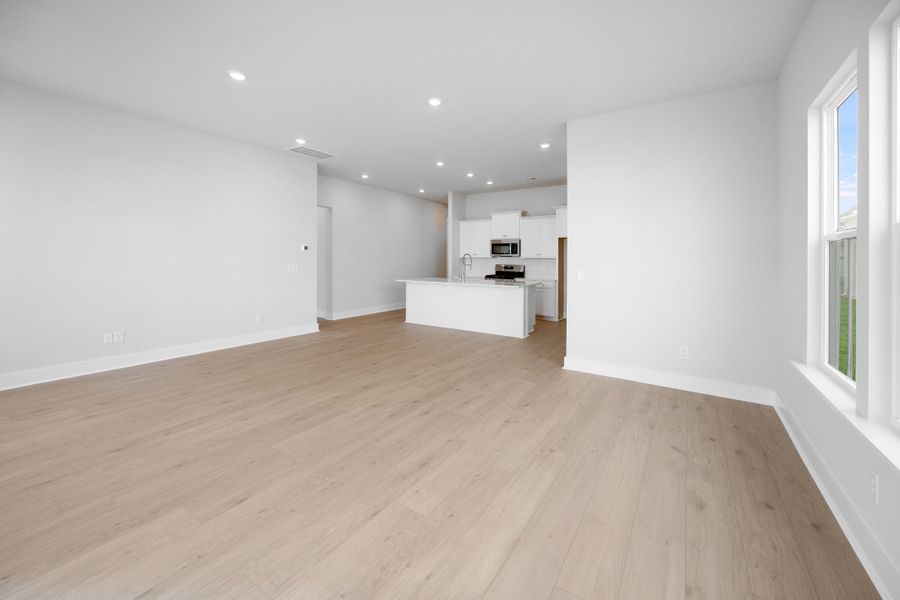 Spacious, unfurnished interior of a new home in Carnes Crossroads, Summerville (Image 6).
