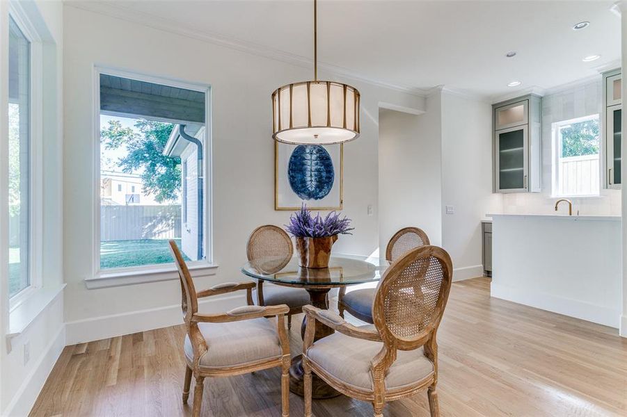 Breakfast Area & wet bar