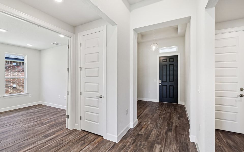 Spacious, unfurnished interior of a new home in Kissing Tree, San Marcos (Image 10). Spacious, unfurnished interior of a new home in Kissing Tree, San Marcos (Image 10).