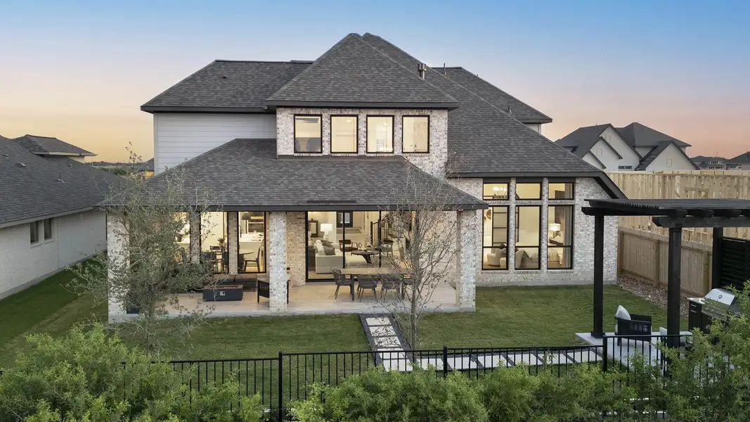 Representative exterior details of a home built from the 3399W by Perry Homes in Valencia, Manvel (Image 3).