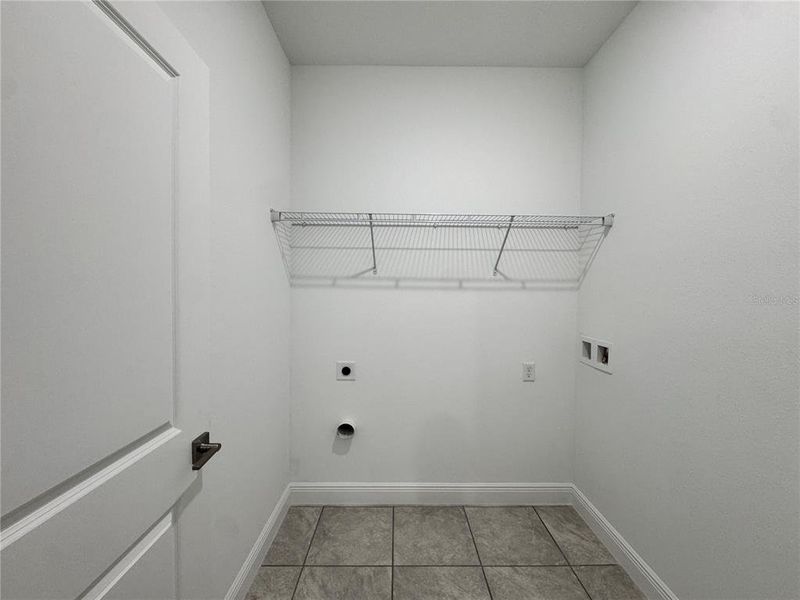 Spacious, unfurnished interior of a new home in , Citrus Springs (Image 29).