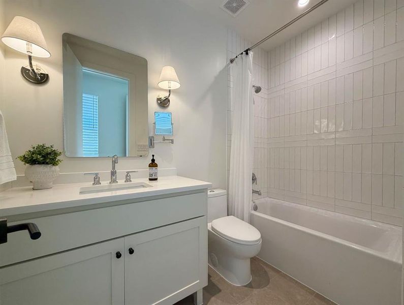 Furnished interior view inside a new home in , Dallas (Image 26).