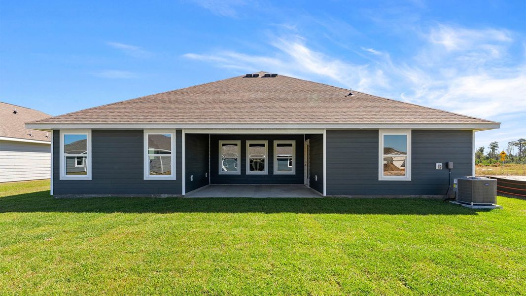 Exterior details and patio area of a home in Liberty, Panama City (Image 4).