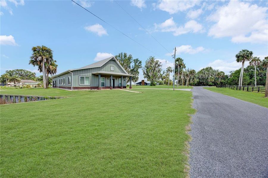 Exterior details and patio area of a home in , Micanopy (Image 23).