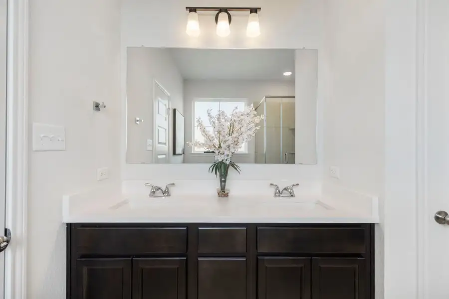 Close-up of interior finishes inside a home in Grand Lake, Snook (Image 21).