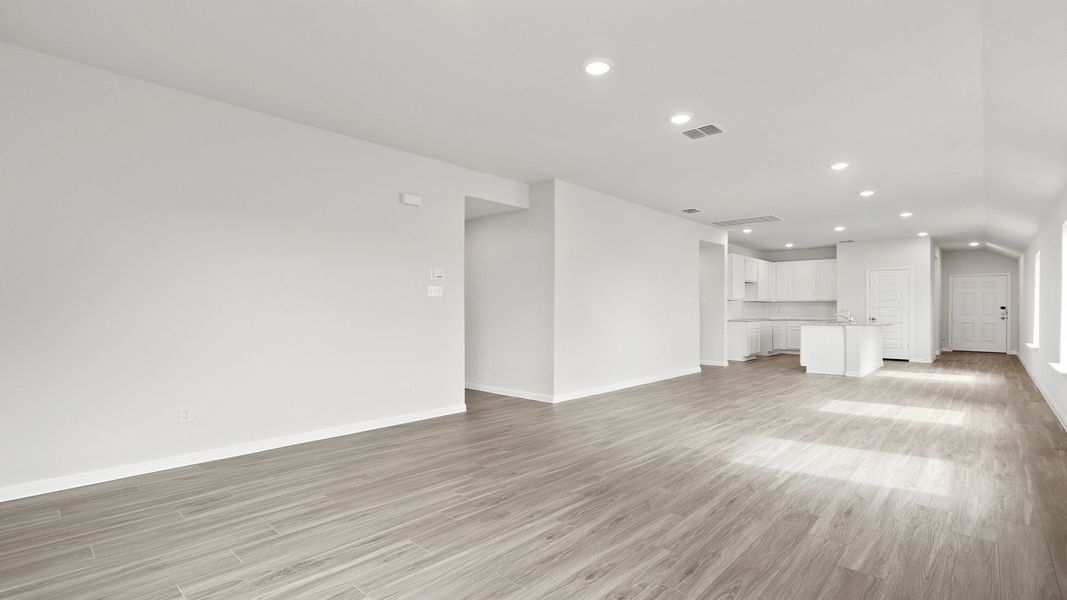 Spacious, unfurnished interior of a new home in Hunters Ranch, San Antonio (Image 12).