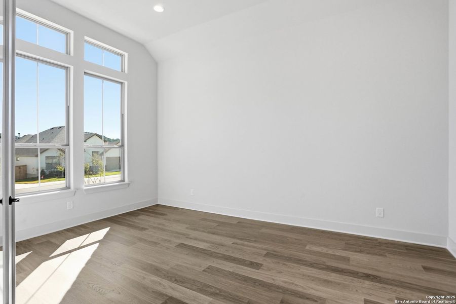 Spacious, unfurnished interior of a new home in Kinder Ranch 70's, San Antonio (Image 24).