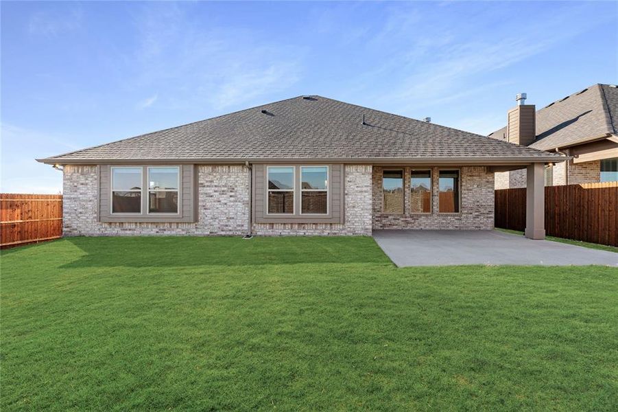 Exterior details and patio area of a home in Villages of Walnut Grove, Midlothian (Image 4).