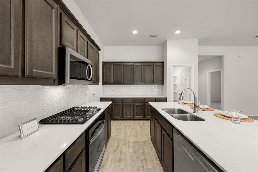 904 Granite Kitchen4