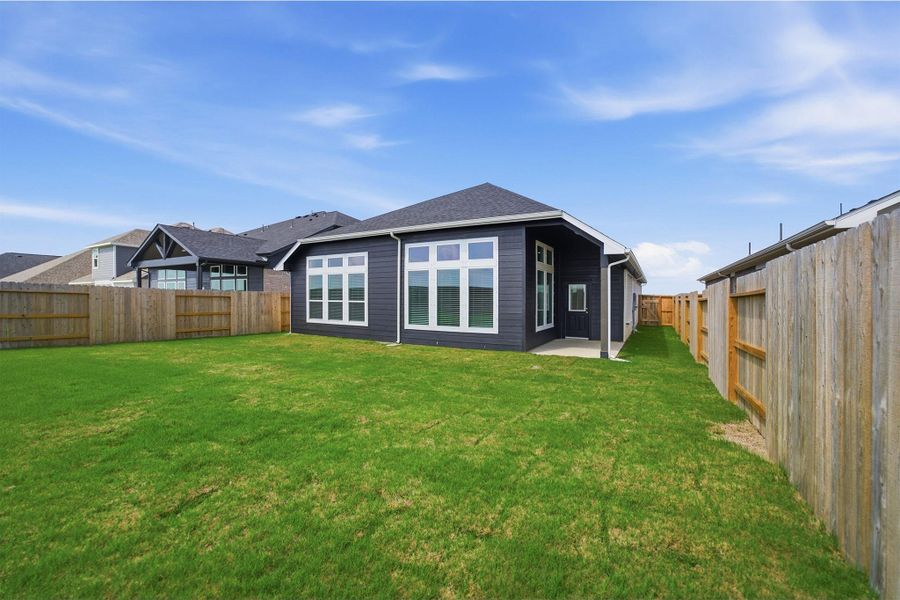 Exterior details and patio area of a home in Creekhaven, Rosharon (Image 2).