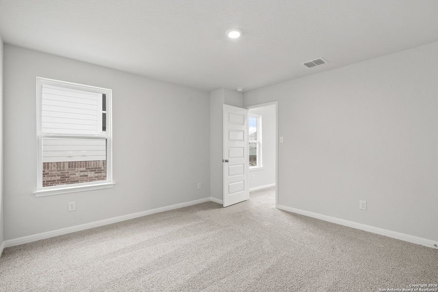 Spacious, unfurnished interior of a new home in Cinco Lakes, San Antonio (Image 25).