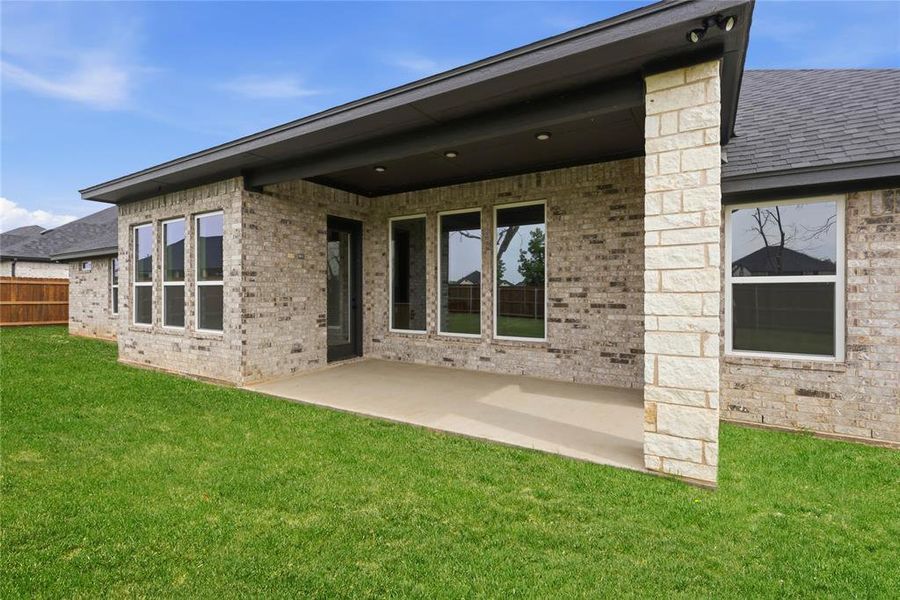 Exterior details and patio area of a home in Pecan Plantation, Granbury (Image 27).