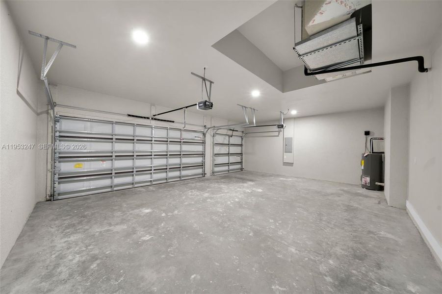 Spacious, unfurnished interior of a new home in , Cape Coral (Image 23).