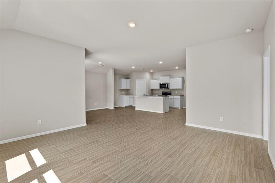 Spacious, unfurnished interior of a new home in Meadowbrook Estates, Cleburne (Image 25).