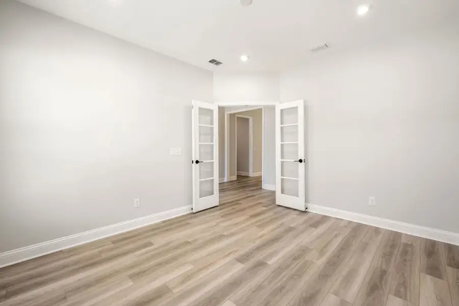 Spacious, unfurnished interior of a new home in Waterways, Richmond Hill (Image 54).