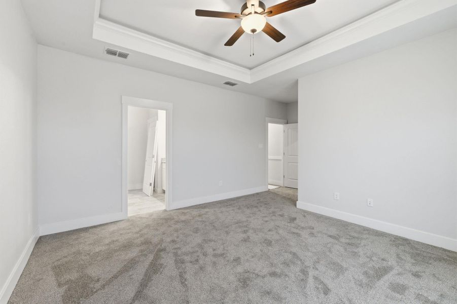 Spacious, unfurnished interior of a new home in Las Palomas Country Club Estates, La Vernia (Image 30).