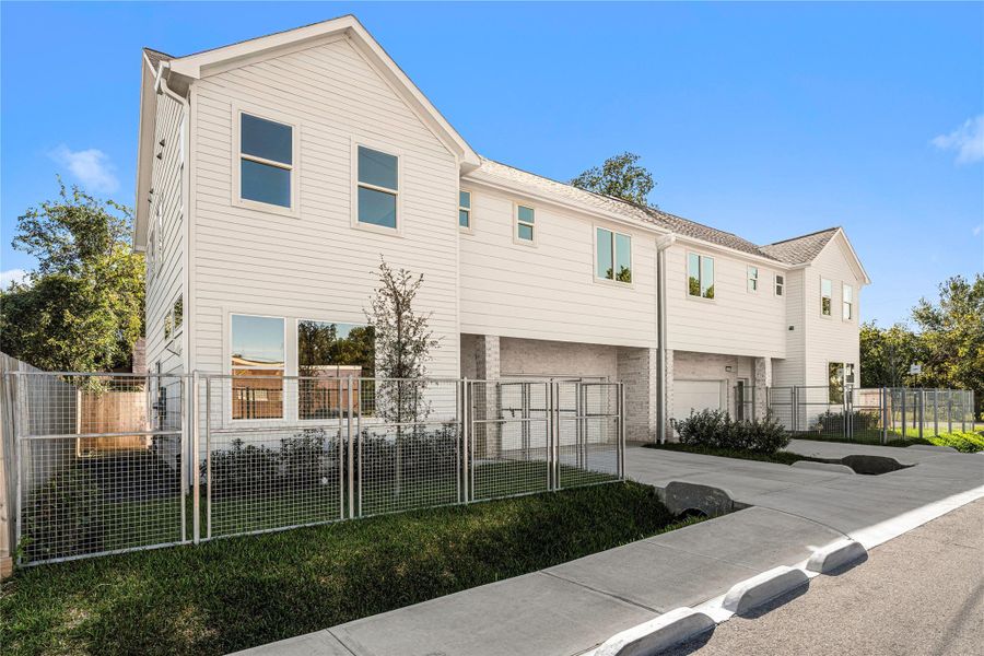 Modern two-story home with a private driveway & gated front yard, combining sleek design, everyday practicality & standout curb appeal in the heart of Houston’s Fifth Ward. Modern two-story home with a private driveway & gated front yard, combining sleek design, everyday practicality & standout curb appeal in the heart of Houston’s Fifth Ward.