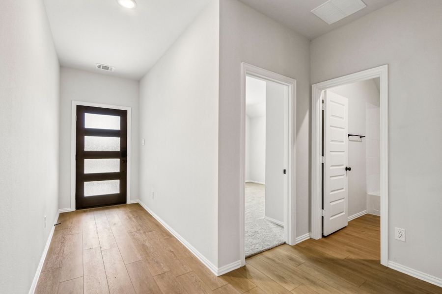 Spacious, unfurnished interior of a new home in Rolling Ridge, Van Alstyne (Image 7).