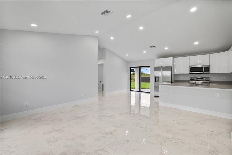Spacious, unfurnished interior of a new home in , Lehigh Acres (Image 19).