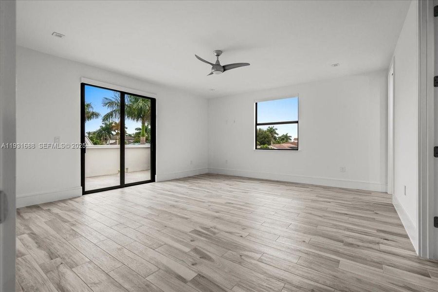 Spacious, unfurnished interior of a new home in , Naples (Image 22).