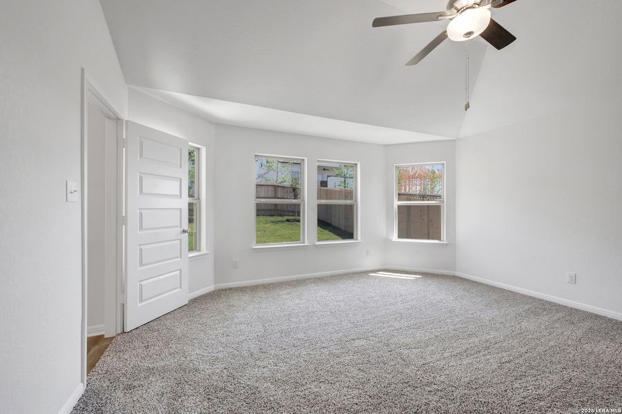 Spacious, unfurnished interior of a new home in Mesquite Ridge, San Antonio (Image 38).