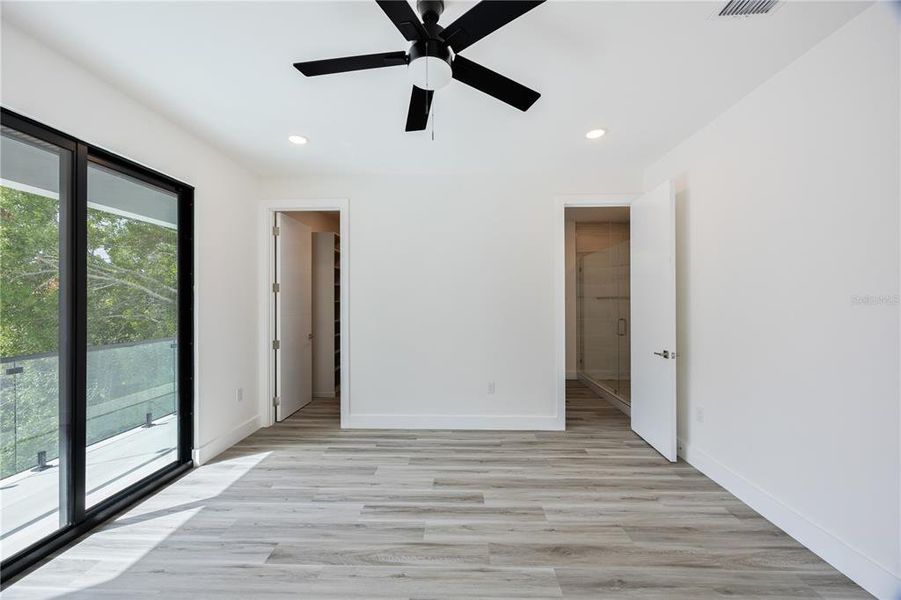 Spacious, unfurnished interior of a new home in , Tampa (Image 31).
