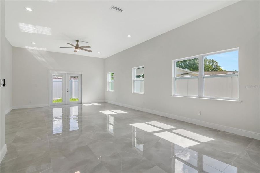 Spacious, unfurnished interior of a new home in , Tampa (Image 18).