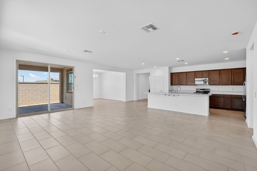 Spacious, unfurnished interior of a new home in Allen Ranches, Litchfield Park (Image 20).
