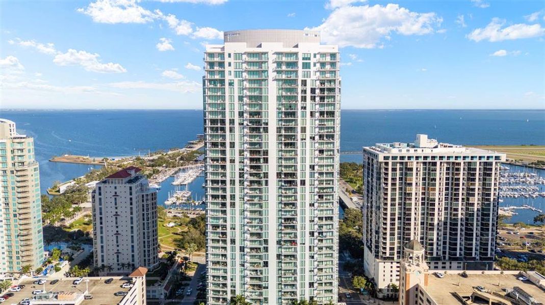 Condo located in St. Petersburg, FL showcasing its design and architecture (Image 8).
