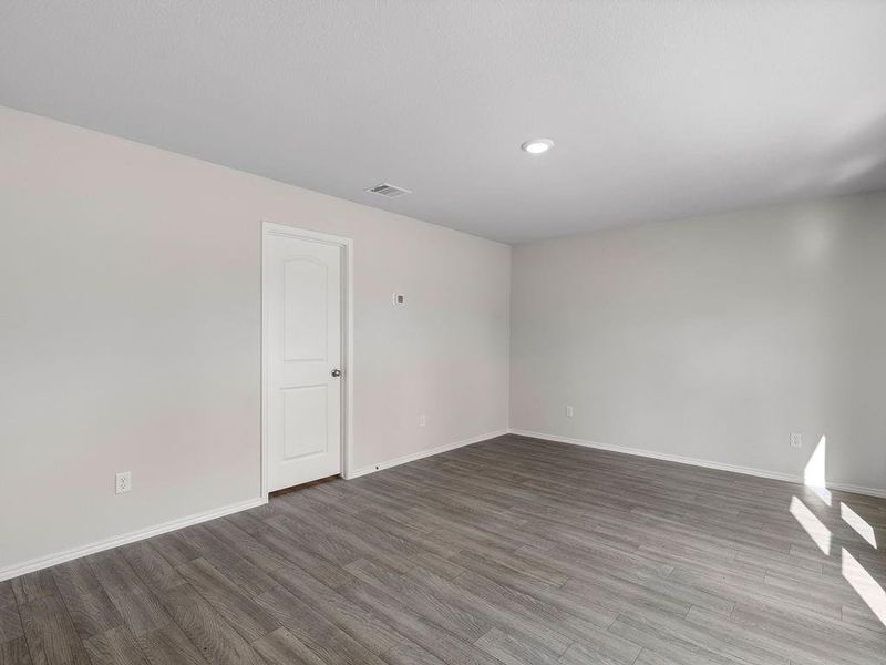 Spacious, unfurnished interior of a new home in , Lufkin (Image 13).